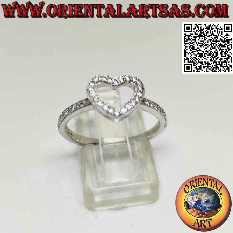 Anillo de plata con contorno de corazón tachonado de circonitas