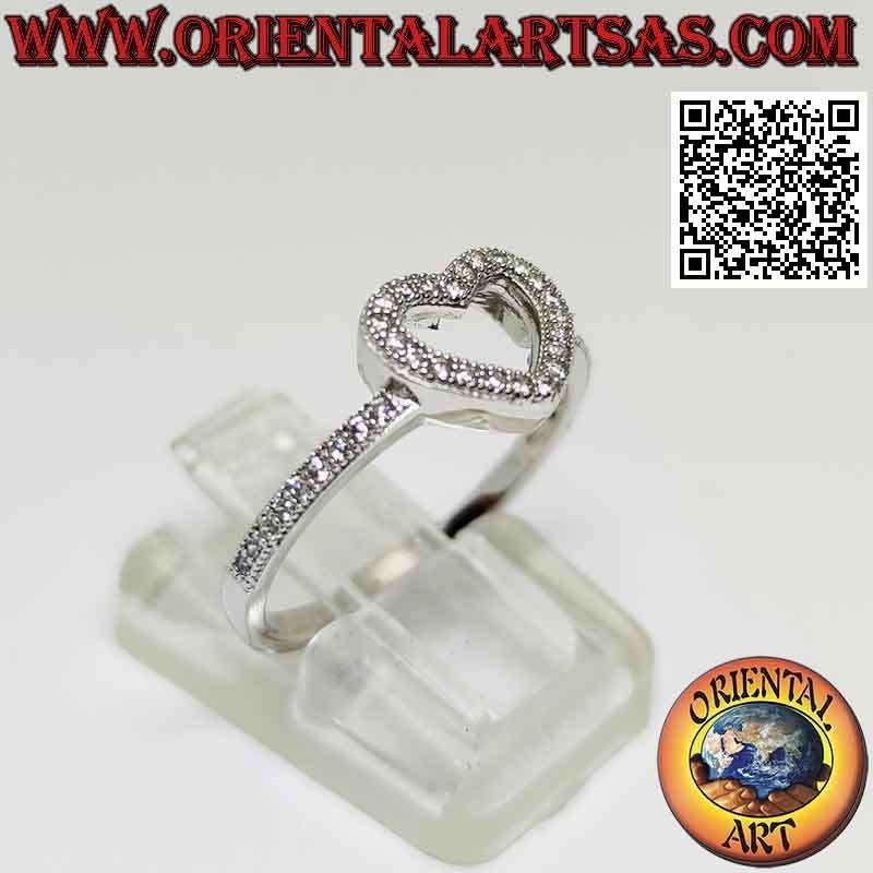 Bague en argent avec contour coeur parsemée de zircons
