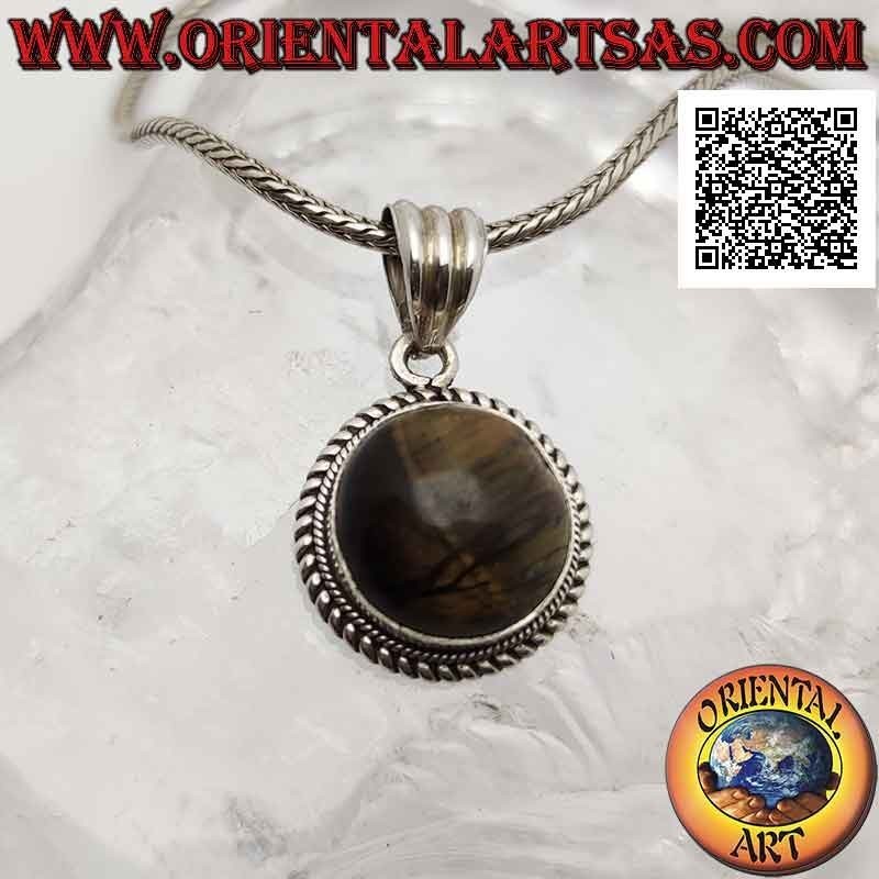 Colgante de plata con ojo de tigre rayado redondo rodeado de entretejido