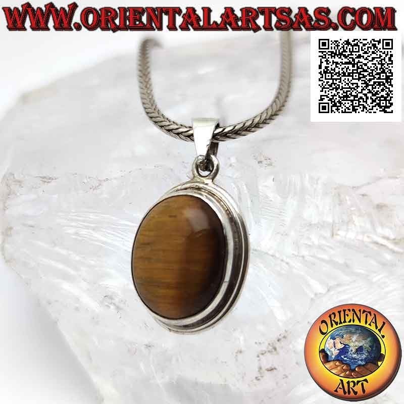 Colgante de plata con ojo de tigre ovalado con rayas verticales rodeadas por un borde liso