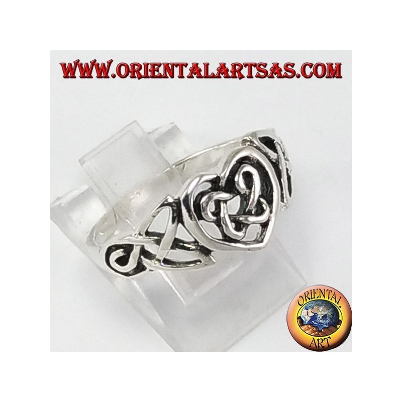 Anello in argento, cuore celtico con nodi all'interno e sui lati