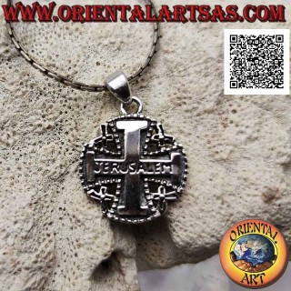 Colgante de plata, cruz de Jerusalén (de los Caballeros del Santo Sepulcro) rodeada de bolas con escritura