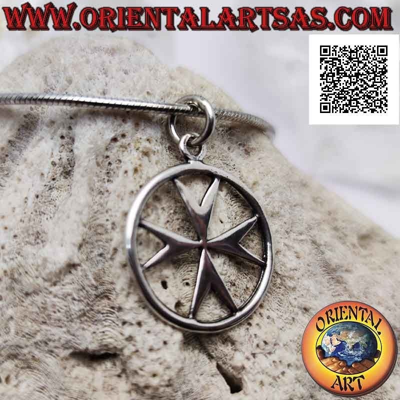 Colgante de plata, cruz del estado monástico de los Caballeros de Malta en el círculo