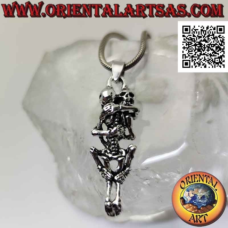 Colgante de plata, par de esqueletos teniendo sexo