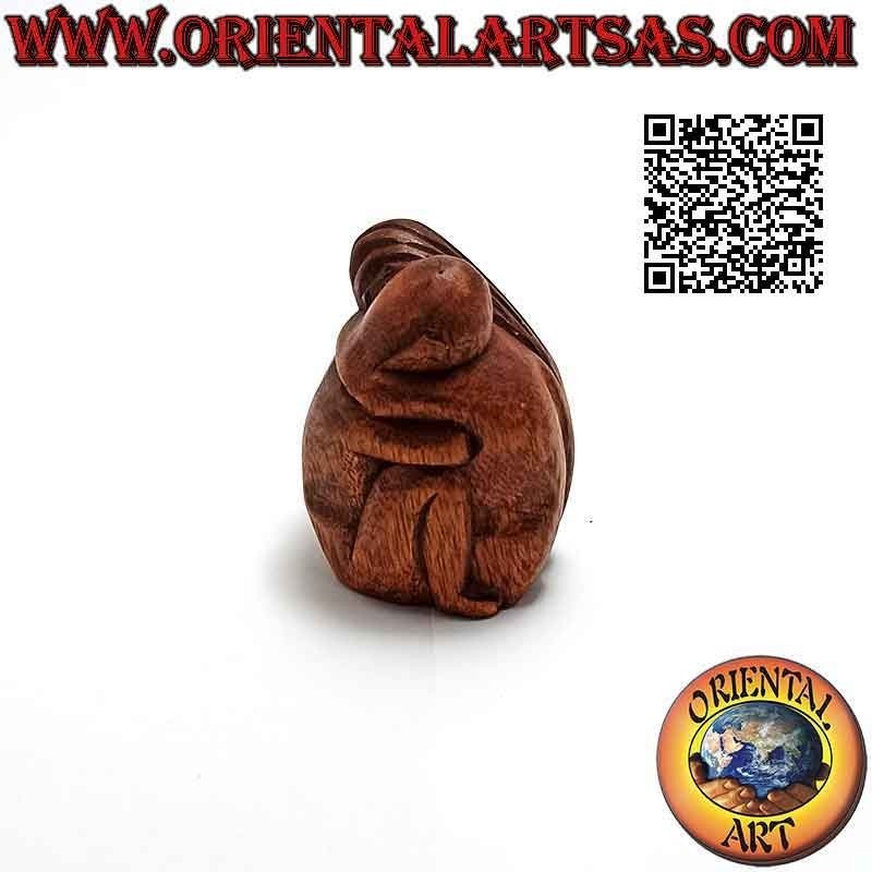 Scultura di una coppia in abbraccio consolatorio in legno di suar da 7,5 cm