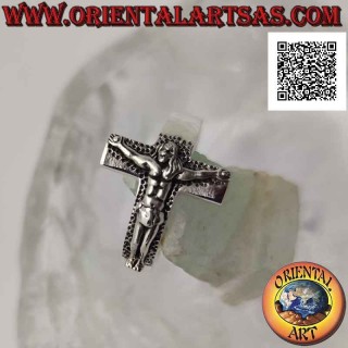 Anello in argento a fascia liscia piatta (4 mm.) con crocifisso in rilievo