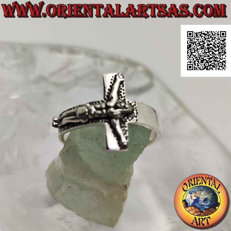Anello in argento a fascia liscia piatta (4 mm.) con crocifisso in rilievo