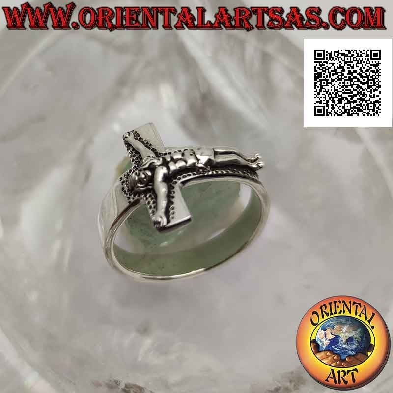 Silberring mit flachem glatten Band (4 mm.) Mit geprägtem Kruzifix