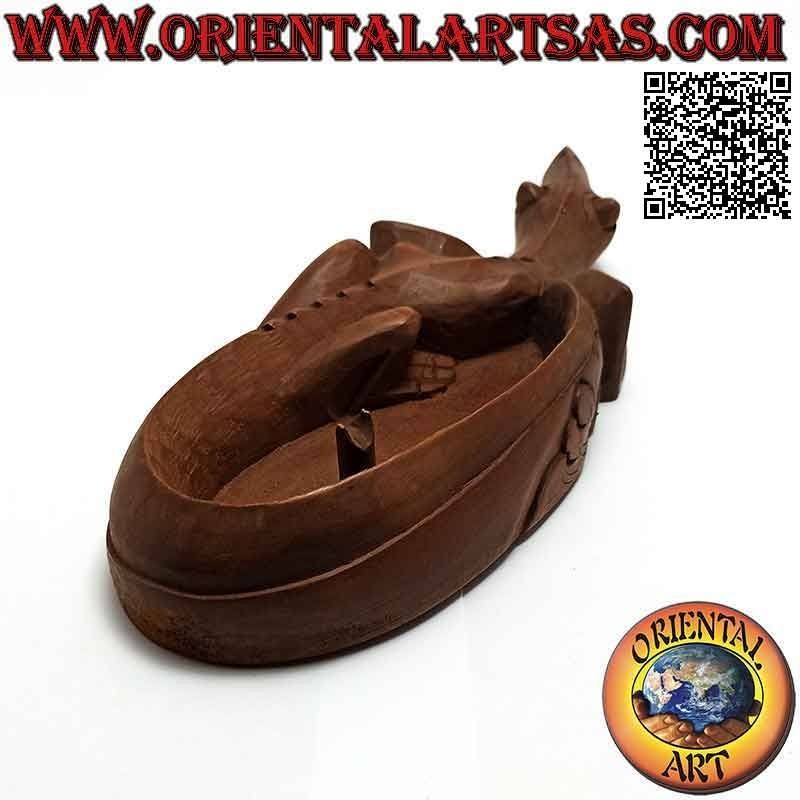 Agamidae-shaped ashtray, scaled reptile with mahogany wood cigarette holder (left)