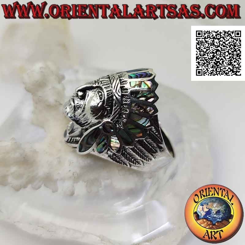 Anello in argento, grande testa di un Indiano nativo d'America con piume in abalone (paua)