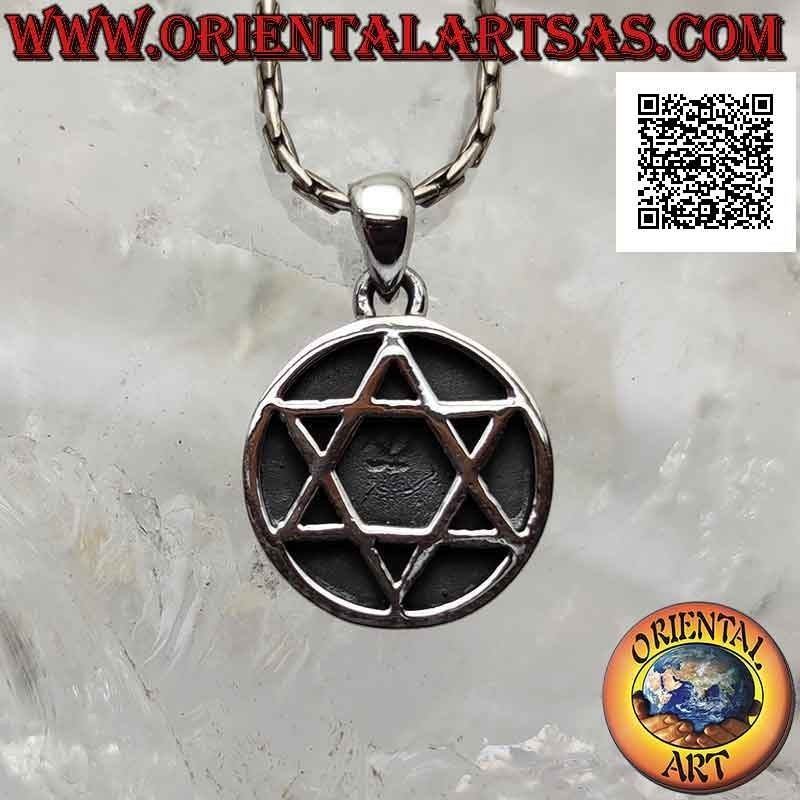 Colgante de plata, estrella de David o sello de Salomón en bajorrelieve en círculo
