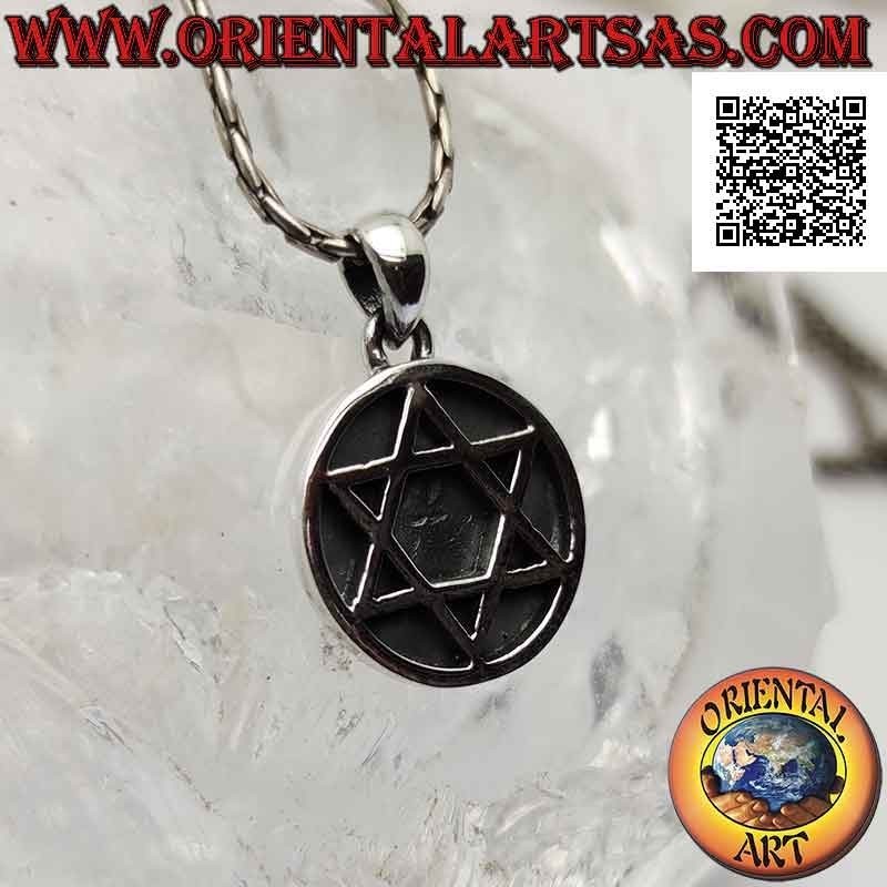 Colgante de plata, estrella de David o sello de Salomón en bajorrelieve en círculo