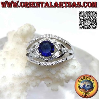 Bague en argent avec saphir synthétique rond serti entre jeux elliptiques de zircons blancs