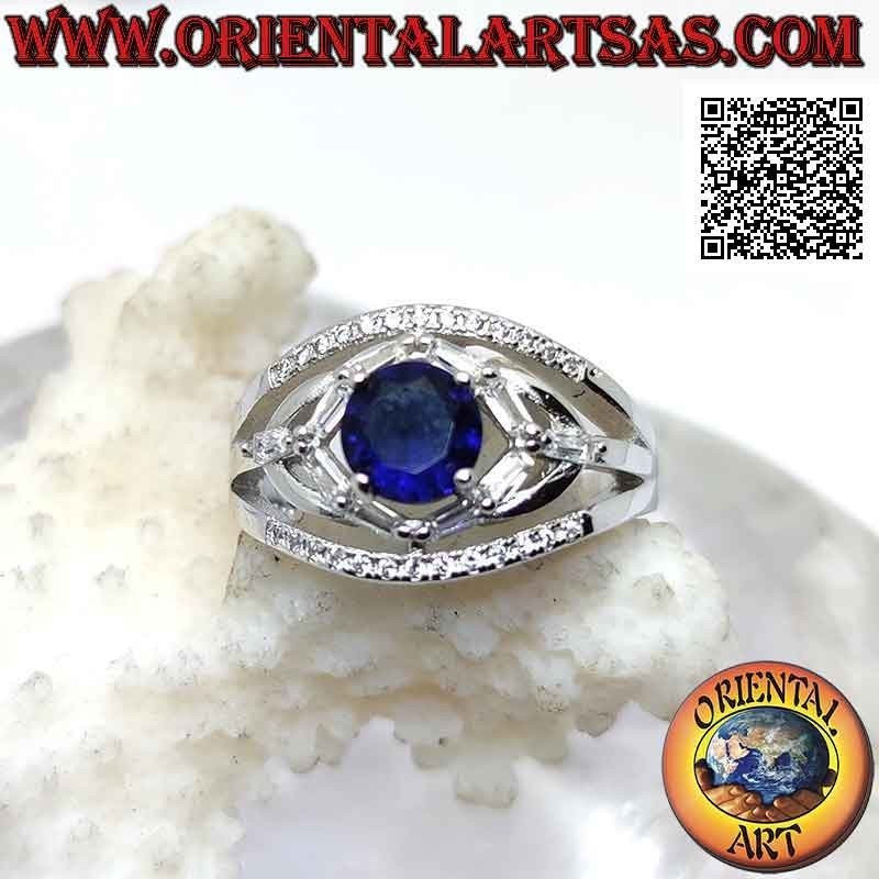 Bague en argent avec saphir synthétique rond serti entre jeux elliptiques de zircons blancs