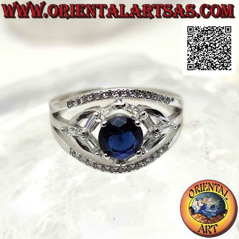 Bague en argent avec saphir synthétique rond serti entre jeux elliptiques de zircons blancs