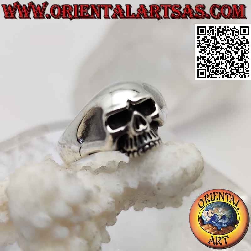 Anillo de plata en forma de calavera lisa sin mandíbula y sienes ahuecadas