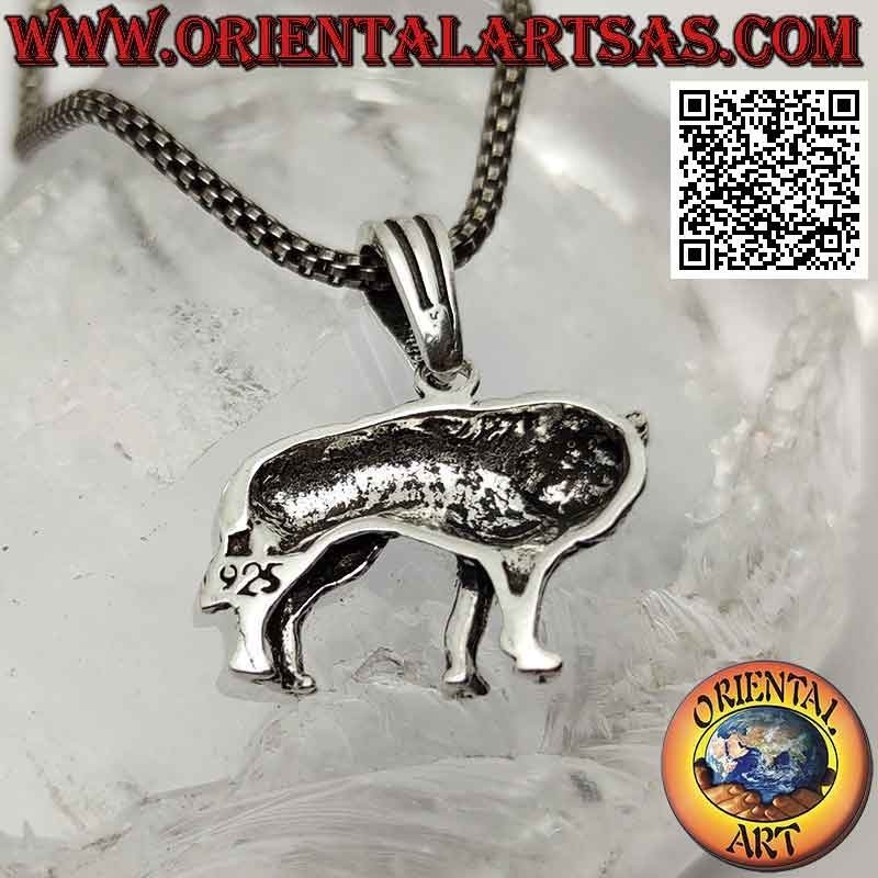 Silver pendant, wolf on the side with head turned in relief