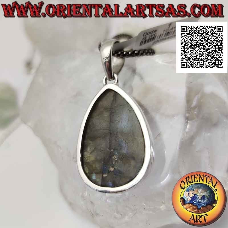 Pendentif en argent avec une grosse goutte de labradorite cabochon sur une monture lisse