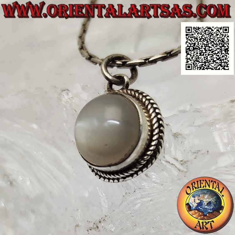 Pendentif en argent avec pierre de lune cabochon ronde entourée de tissage