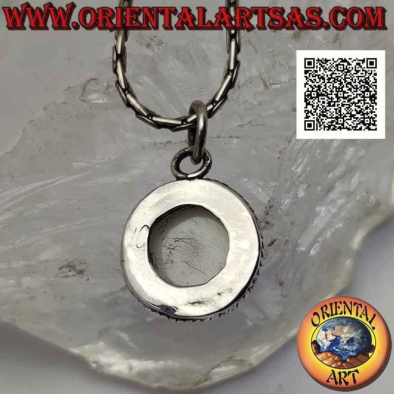 Colgante de plata con piedra de luna redonda cabujón rodeado de tejido