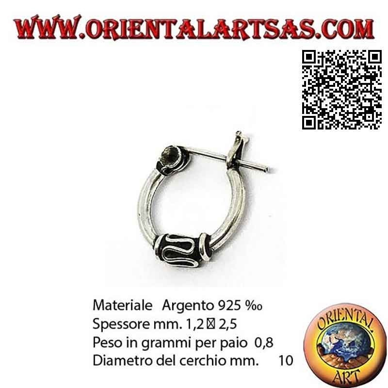 Hoop earring with silver lever clasp, decorated with a central wave