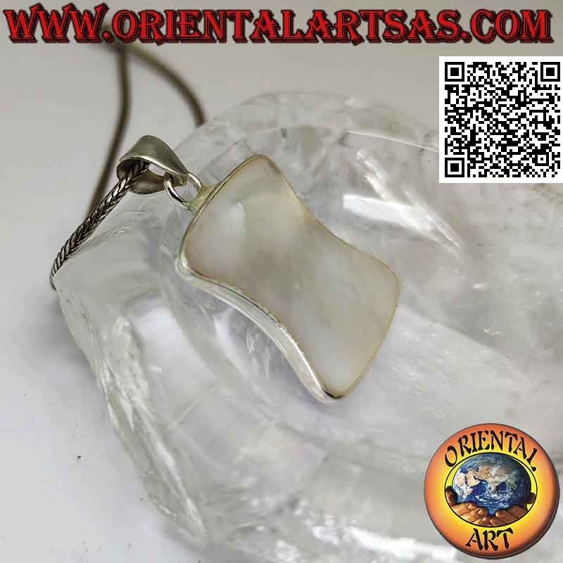 Pendentif en argent, nacre blanche dans un rectangle arrondi à pans creux