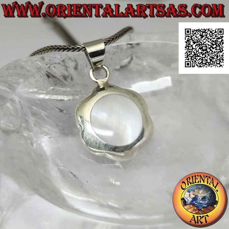 Silver pendant, round flower with central round white mother of pearl