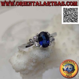 Anello in argento con zaffiro di sintesi ovale incastonato e tre zirconi bianchi sui lati