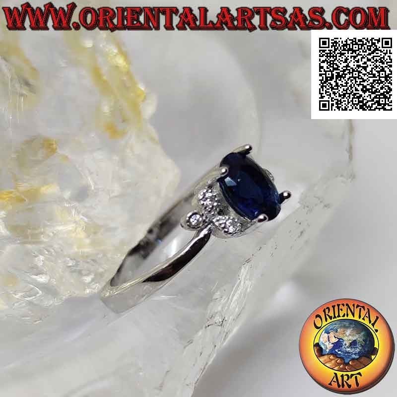 Bague en argent avec saphir synthétique ovale serti et trois zircons blancs sur les côtés