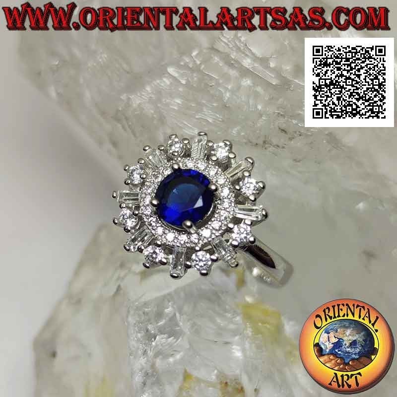 Anello in argento con zaffiro di sintesi tondo incastonato contornato da fascia e zirconi tondi e a baguette alternati