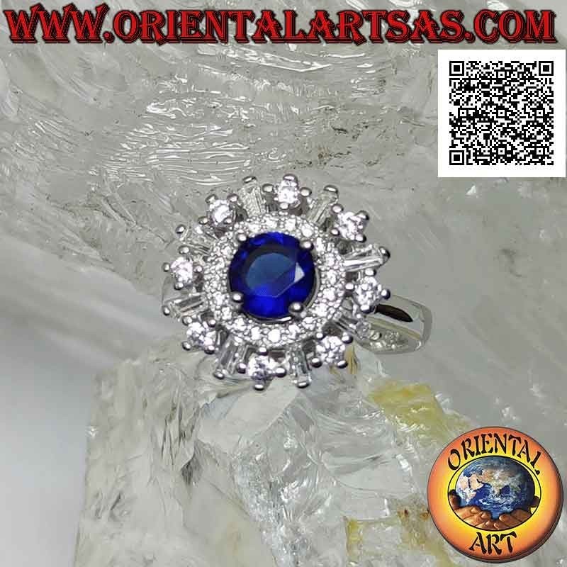 Anello in argento con zaffiro di sintesi tondo incastonato contornato da fascia e zirconi tondi e a baguette alternati