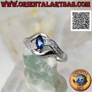 Anillo de plata con zafiro lanzadera sintético engastado entre dos líneas entrelazadas (lisas y con circonitas)