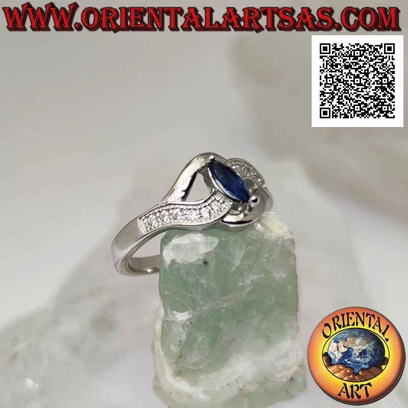 Anello in argento con zaffiro di sintesi a navetta incastonato tra due linee intrecciate (liscia e con zirconi)