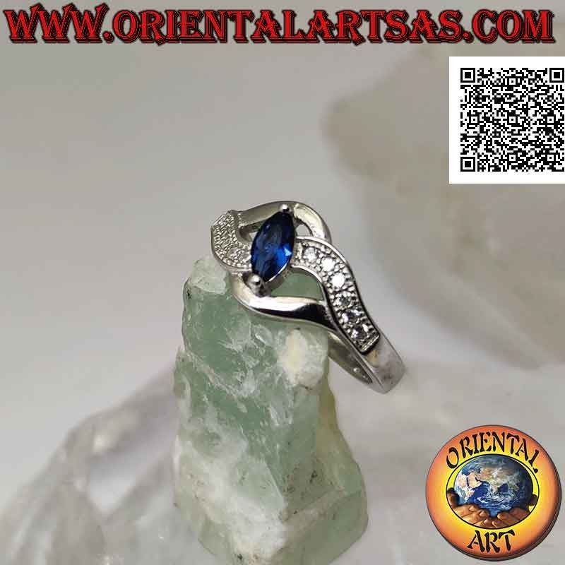 Anello in argento con zaffiro di sintesi a navetta incastonato tra due linee intrecciate (liscia e con zirconi)
