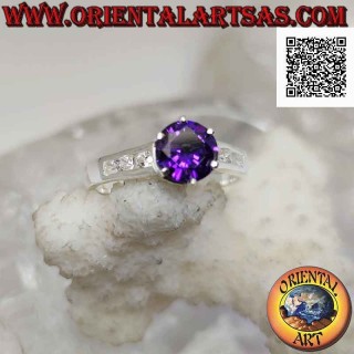 Bague en argent avec améthyste synthétique ronde sertie de zircons blancs sur les côtés