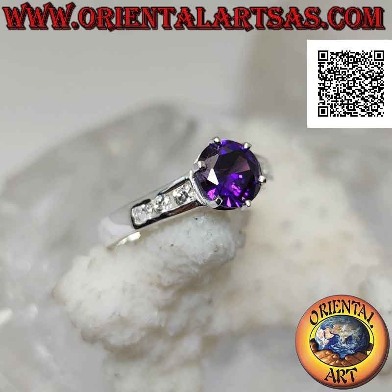 Silberring mit rundem synthetischem Amethyst besetzt mit weißen Zirkonen an den Seiten