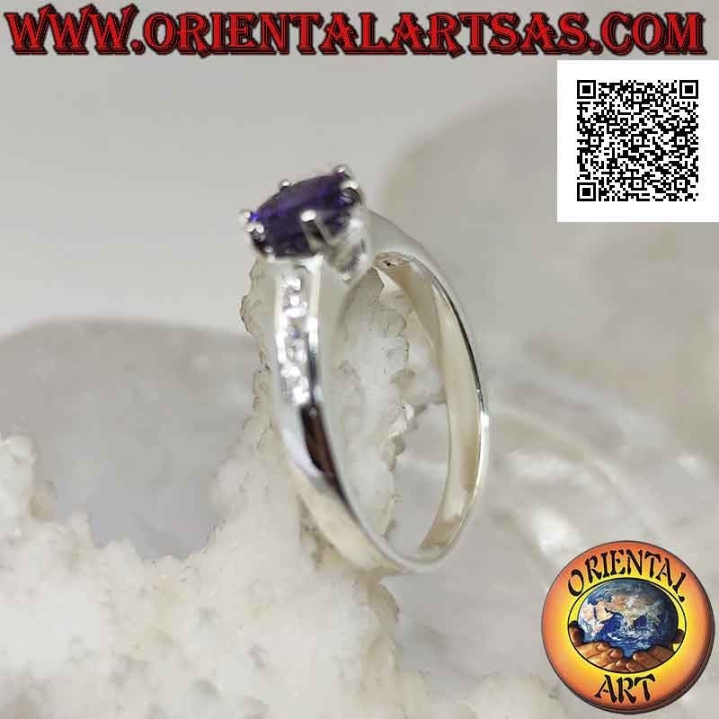 Anello in argento con ametista sintetica tonda incastonata con zirconi bianchi sui lati