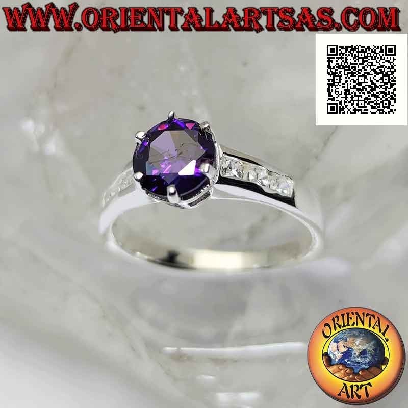Bague en argent avec améthyste synthétique ronde sertie de zircons blancs sur les côtés