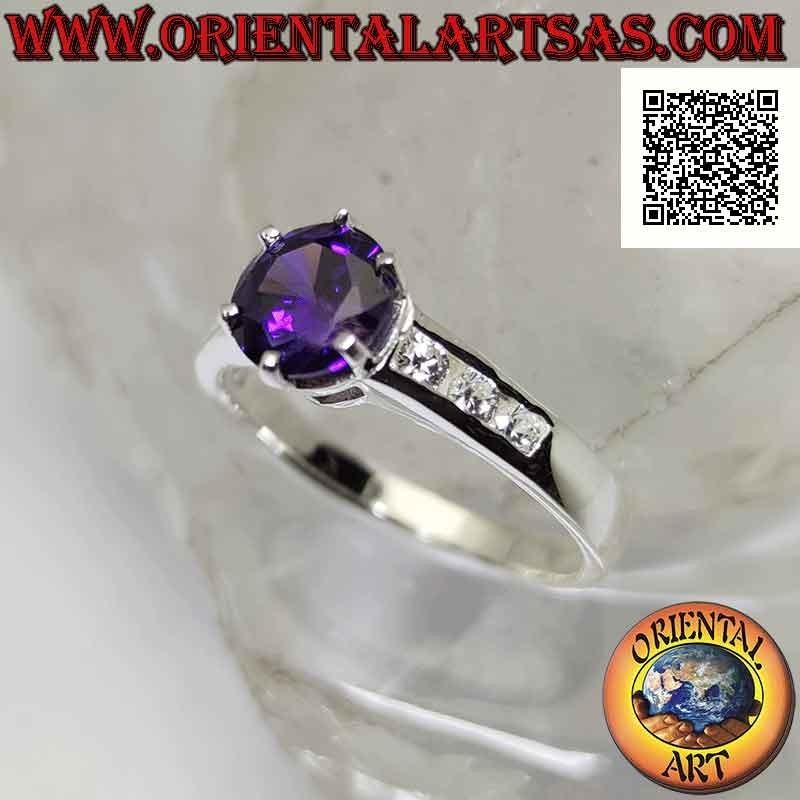 Anillo de plata con amatista sintética redonda engastada con circonitas blancas en los laterales