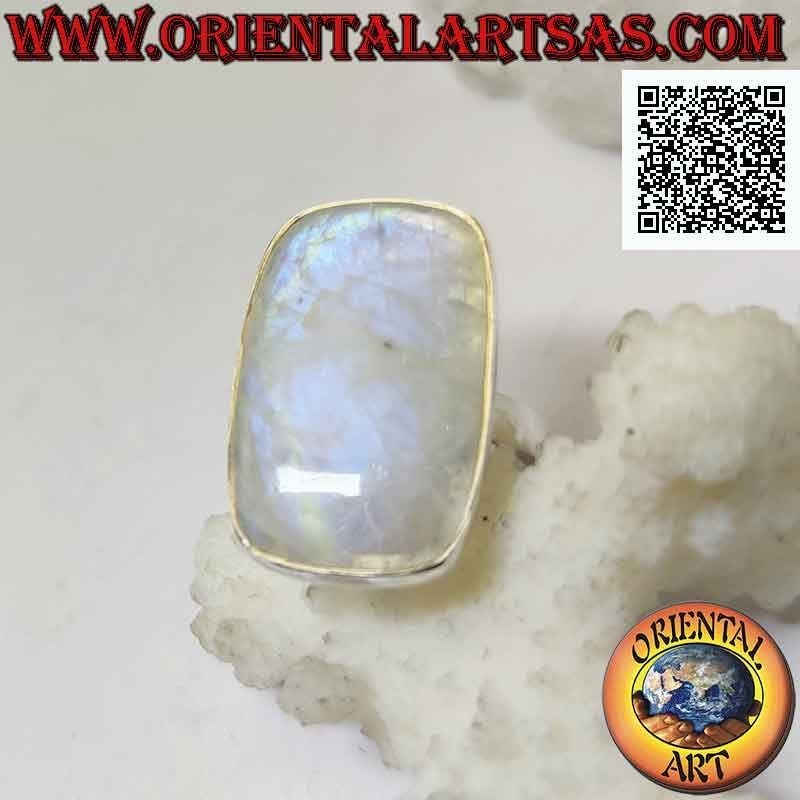 Anillo de plata con piedra lunar arcoíris rectangular redondeada en engaste liso