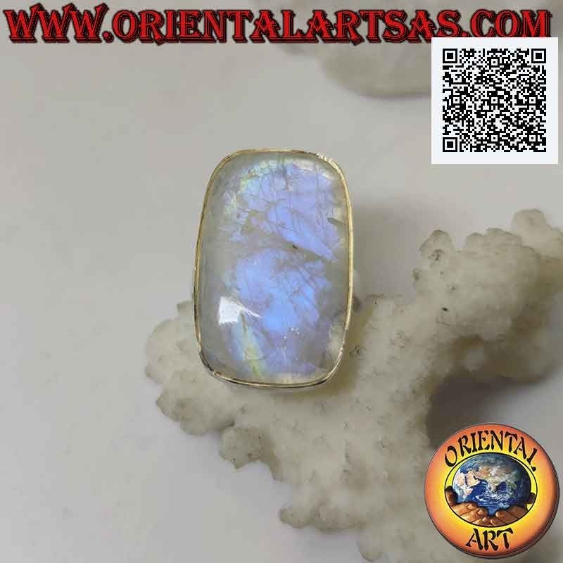 Anillo de plata con piedra lunar arcoíris rectangular redondeada en engaste liso