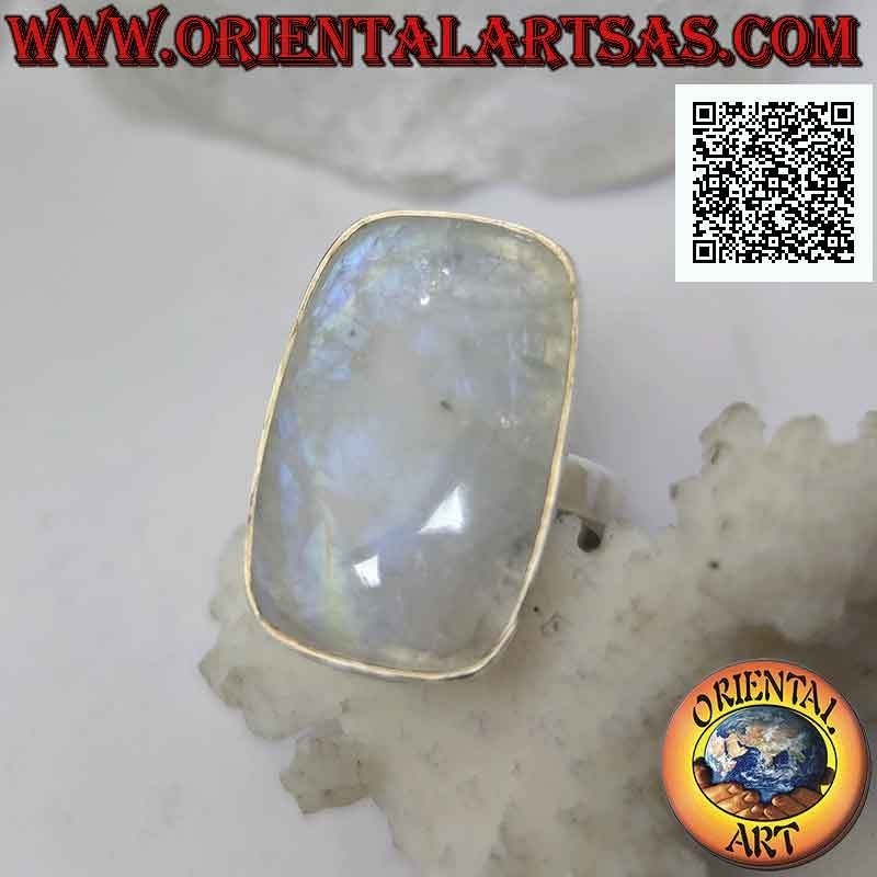 Anello in argento con pietra di luna arcobaleno rettangolare smussata su montatura liscia