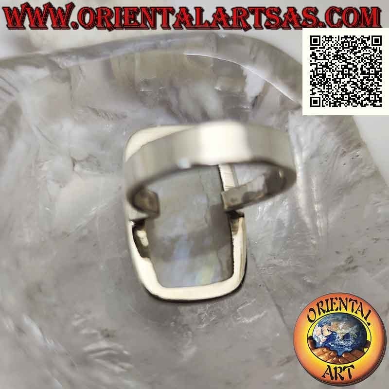 Anello in argento con pietra di luna arcobaleno rettangolare smussata su montatura liscia