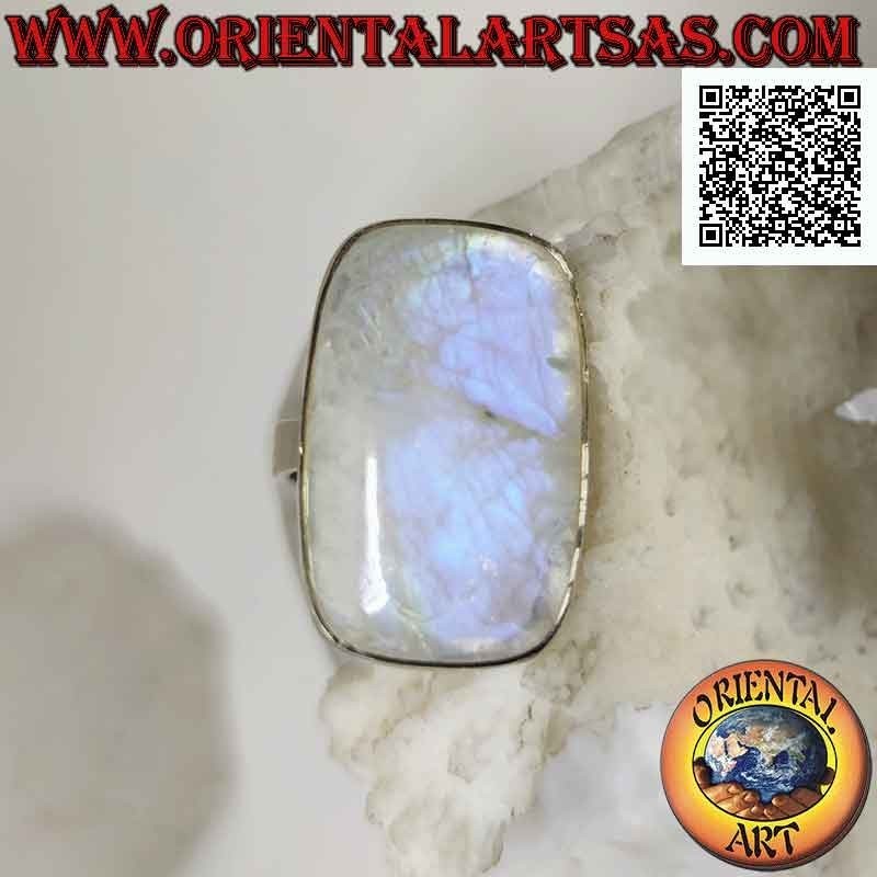 Anello in argento con pietra di luna arcobaleno rettangolare smussata su montatura liscia