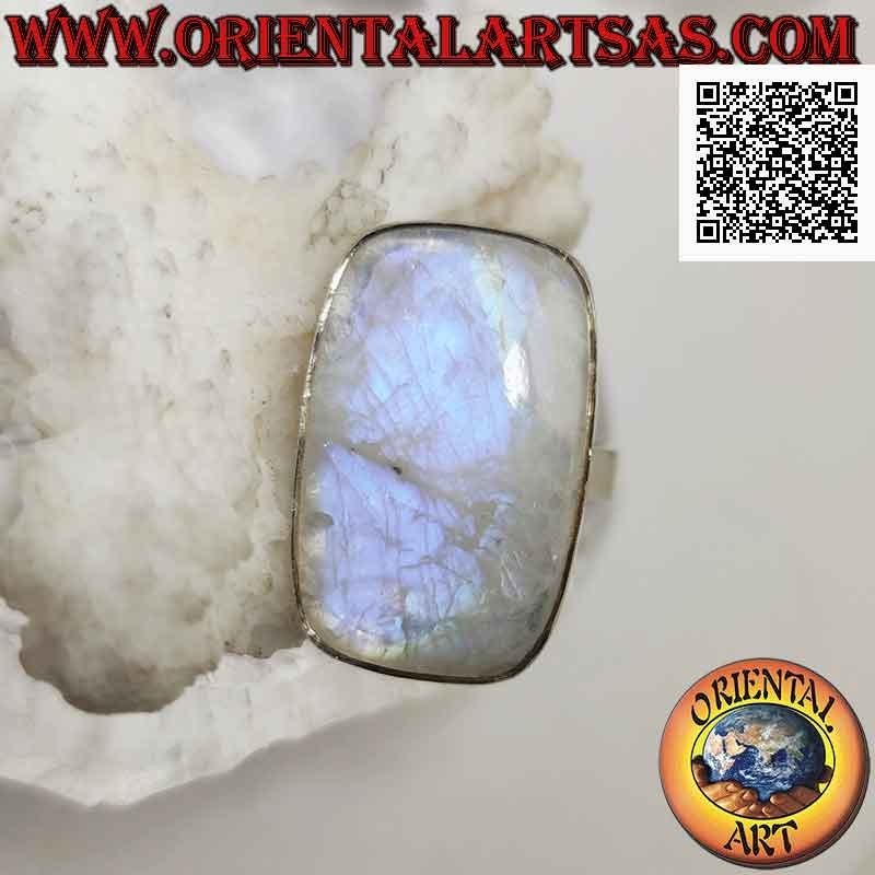 Anello in argento con pietra di luna arcobaleno rettangolare smussata su montatura liscia