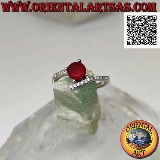 Anillo solitario de plata con rubí sintético redondo engastado y circonitas blancas (final abajo)