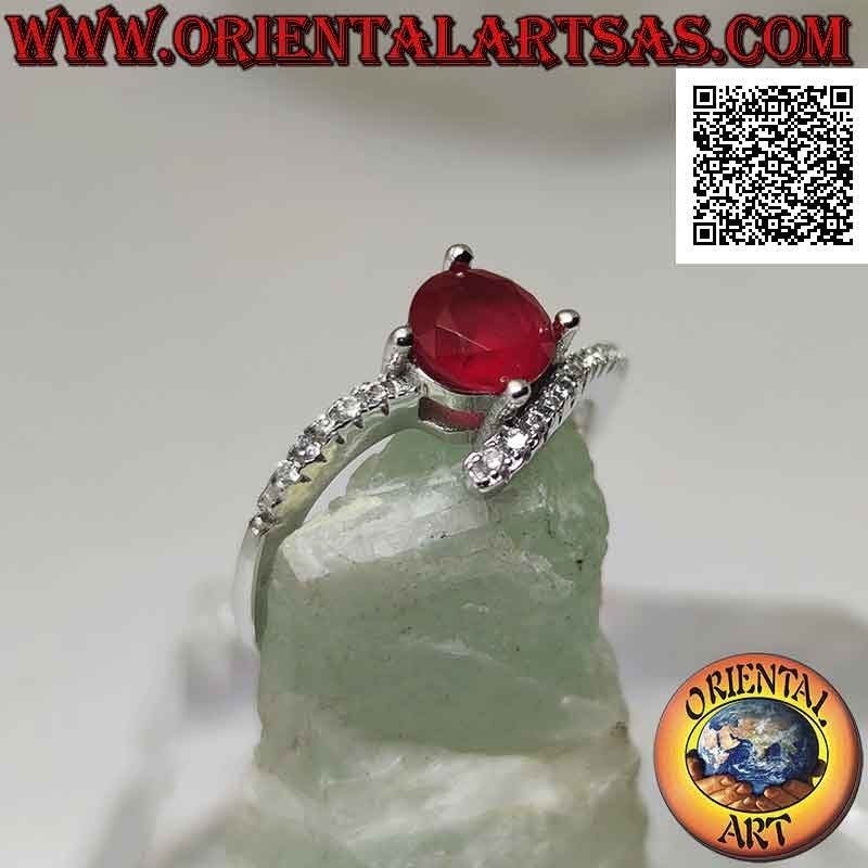 Anillo solitario de plata con rubí sintético redondo engastado y circonitas blancas (final abajo)