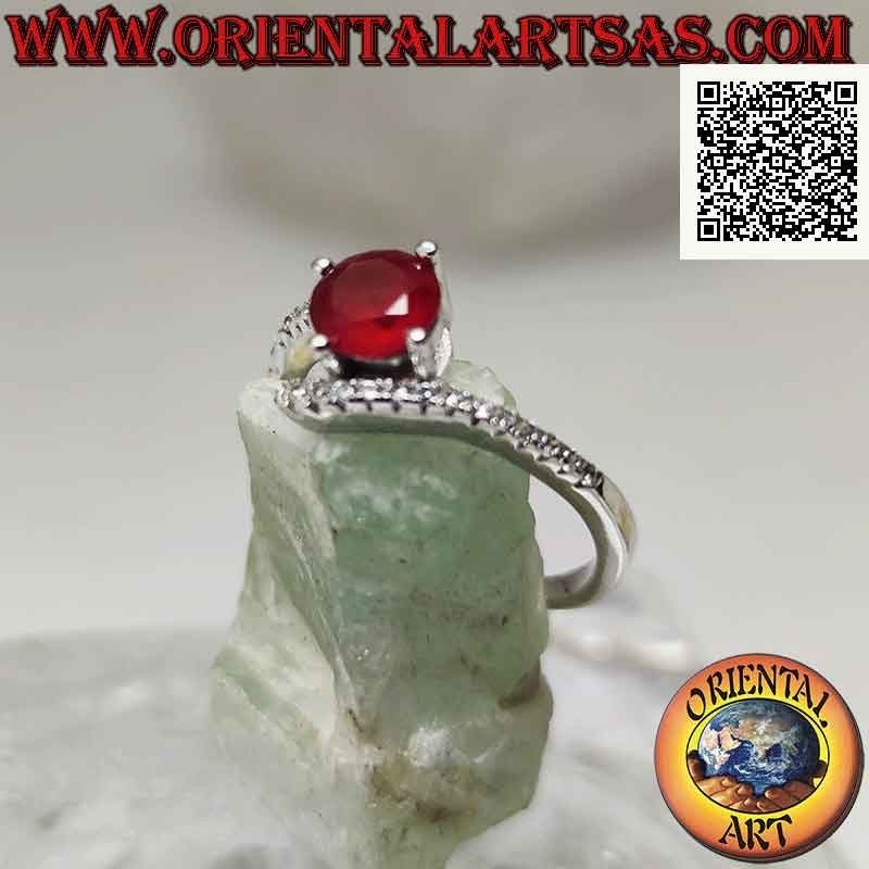 Anillo solitario de plata con rubí sintético redondo engastado y circonitas blancas (final abajo)