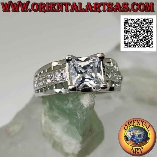 Anello in argento con zircone bianco quadrato incastonato sopraelevato con zirconi bianchi e trafori sui lati