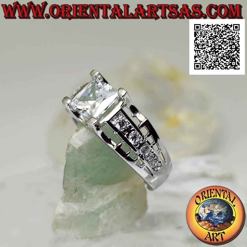 Anello in argento con zircone bianco quadrato incastonato sopraelevato con zirconi bianchi e trafori sui lati